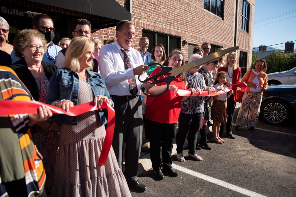 Jeff Reynolds cuts the ribbon to celebrate the grand opening